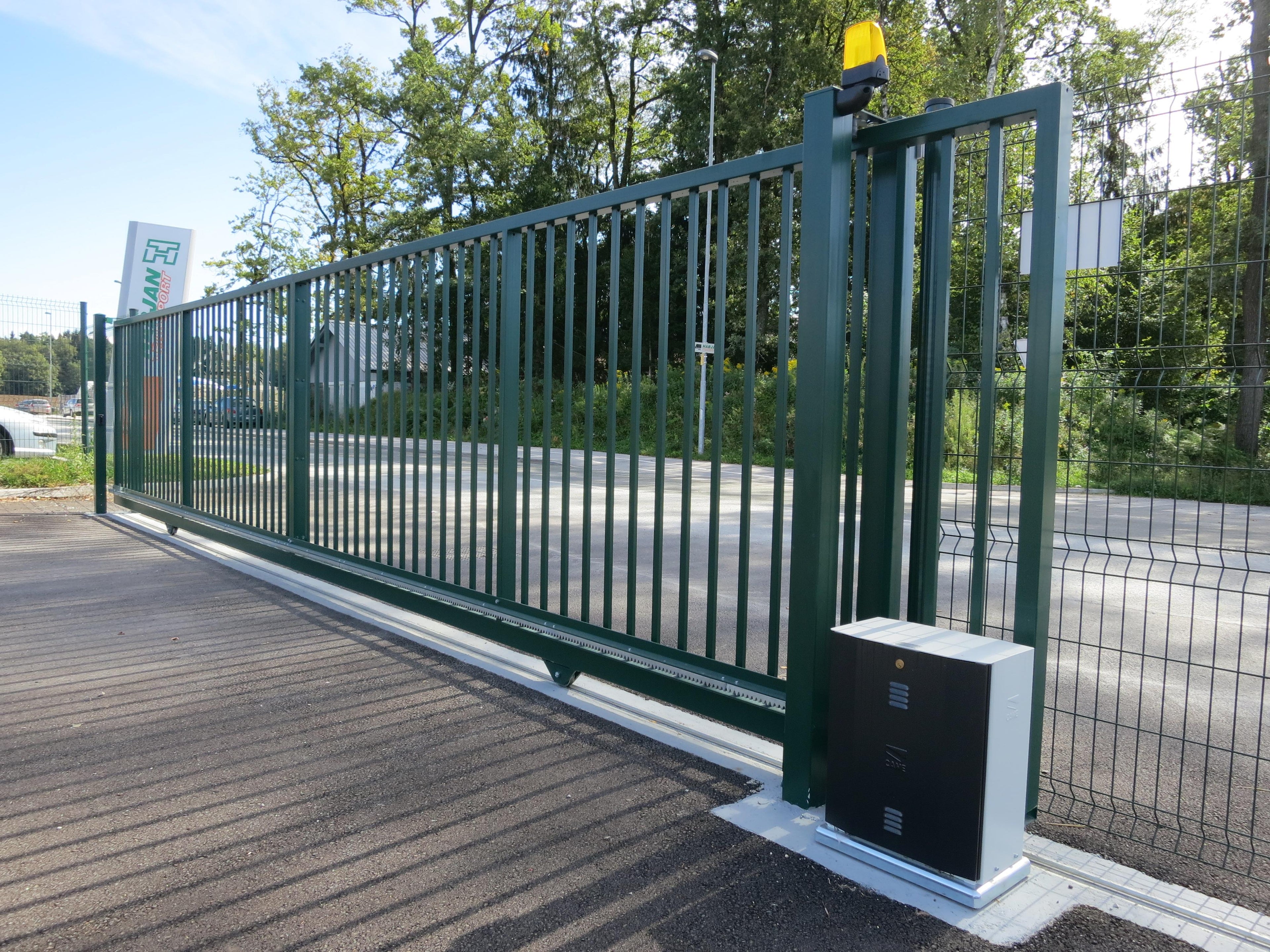 Automatic Metal Gate